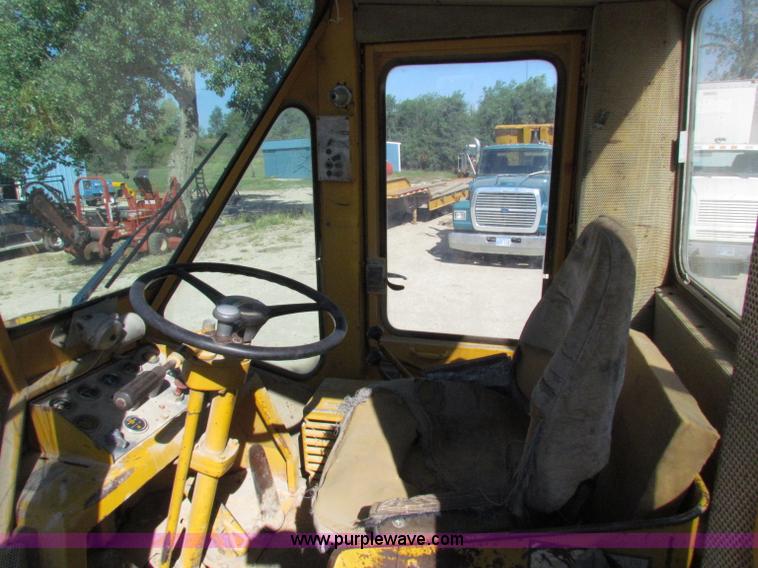 image for item E8045 1974 Caterpillar 966C wheel loader