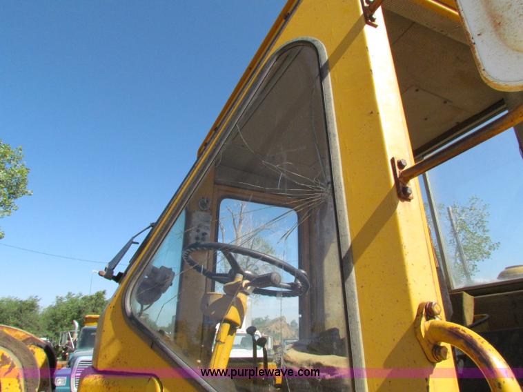 image for item E8045 1974 Caterpillar 966C wheel loader