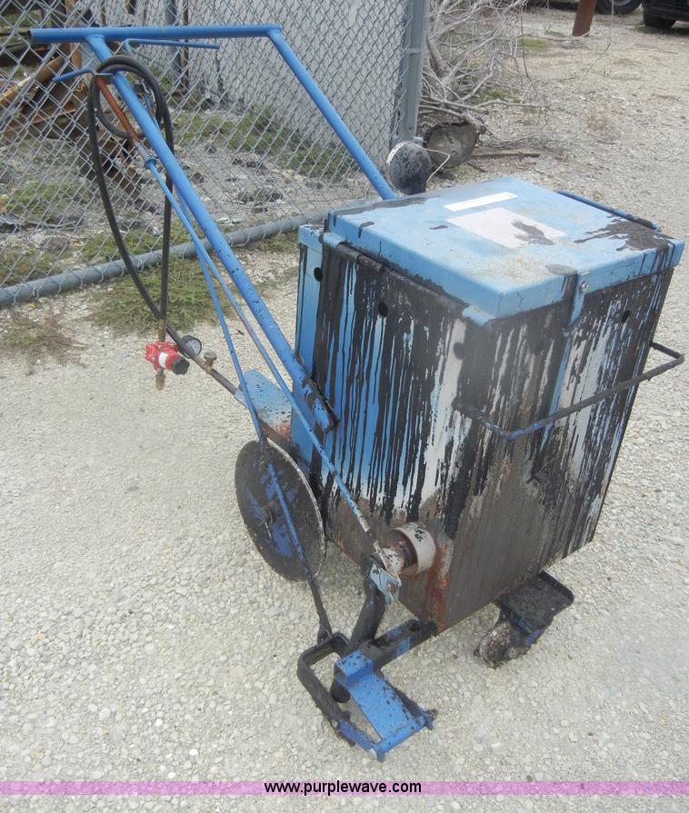 Hot tar dispensing pot in Manhattan, KS Item U9335 sold Purple Wave