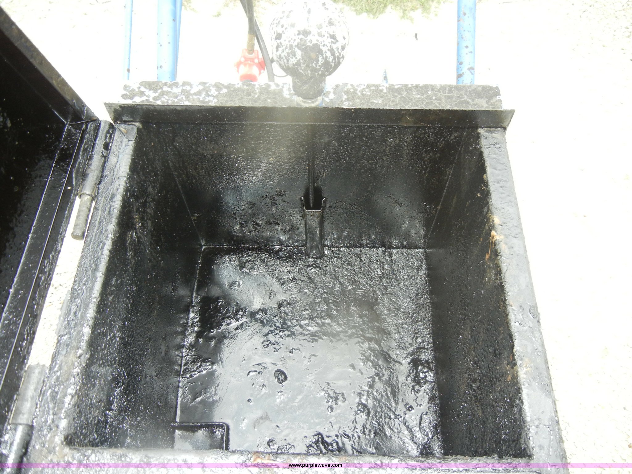 Hot tar dispensing pot in Manhattan, KS Item U9335 sold Purple Wave