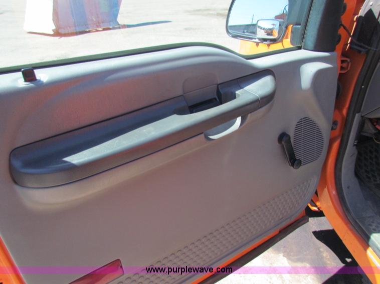 image for item G4772 2003 Ford F250 Super Duty utility pickup truck