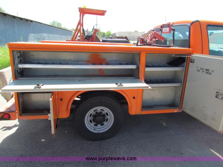 image for item G4772 2003 Ford F250 Super Duty utility pickup truck
