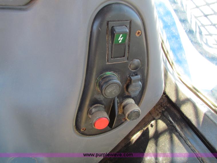 image for item G4784 2002 New Holland TS100 tractor