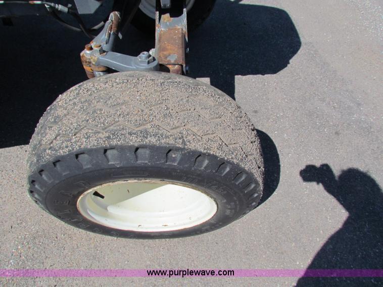 image for item G4784 2002 New Holland TS100 tractor