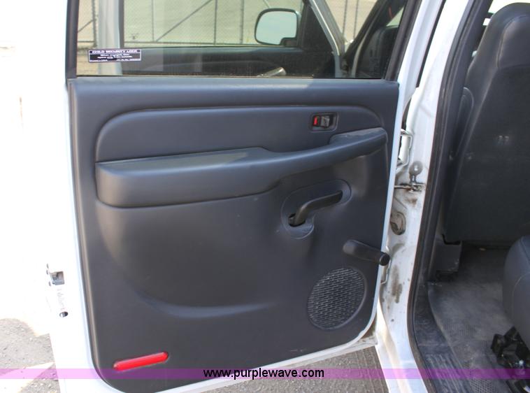 image for item G4848 2001 Chevrolet Suburban C1500 SUV
