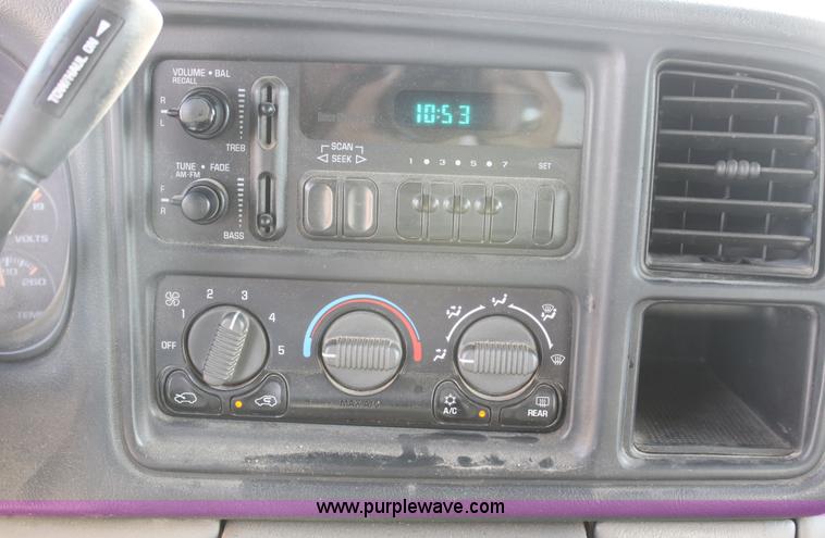 image for item G4848 2001 Chevrolet Suburban C1500 SUV