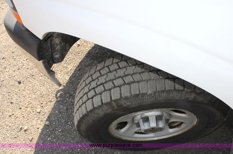 image for item G4848 2001 Chevrolet Suburban C1500 SUV