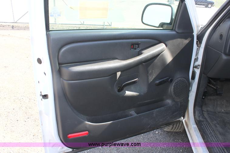 image for item G4849 2003 Chevrolet Silverado C2500HD pickup truck