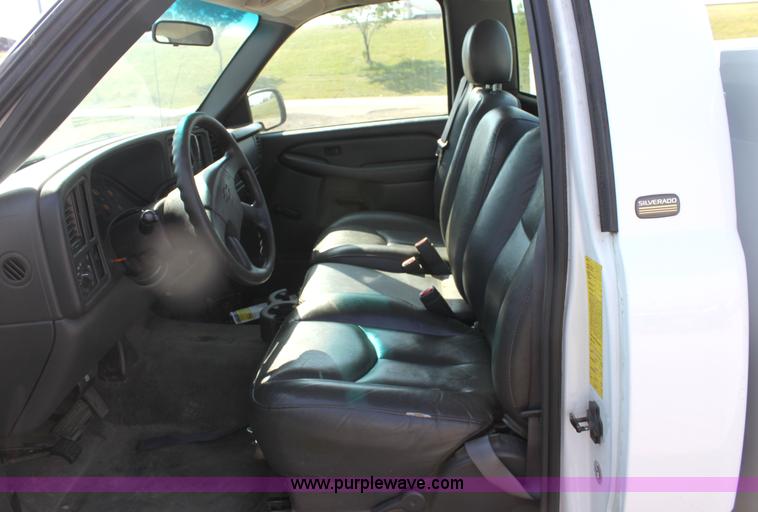 image for item G4849 2003 Chevrolet Silverado C2500HD pickup truck