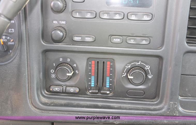 image for item G4849 2003 Chevrolet Silverado C2500HD pickup truck