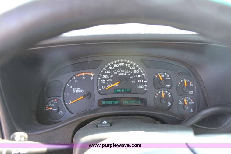 image for item G4849 2003 Chevrolet Silverado C2500HD pickup truck