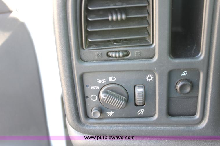 image for item G4849 2003 Chevrolet Silverado C2500HD pickup truck