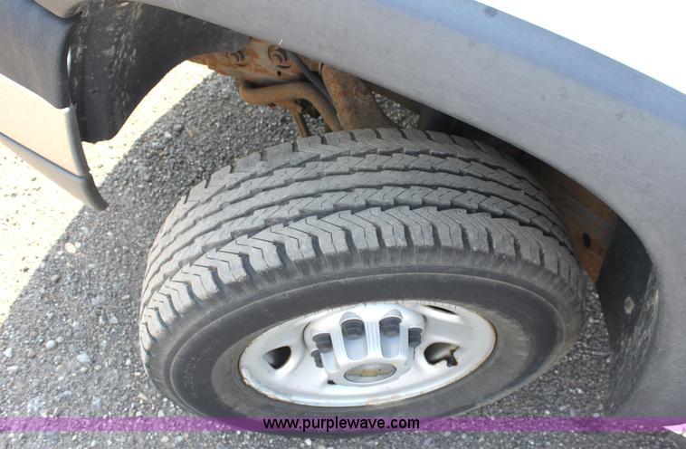 image for item G4849 2003 Chevrolet Silverado C2500HD pickup truck