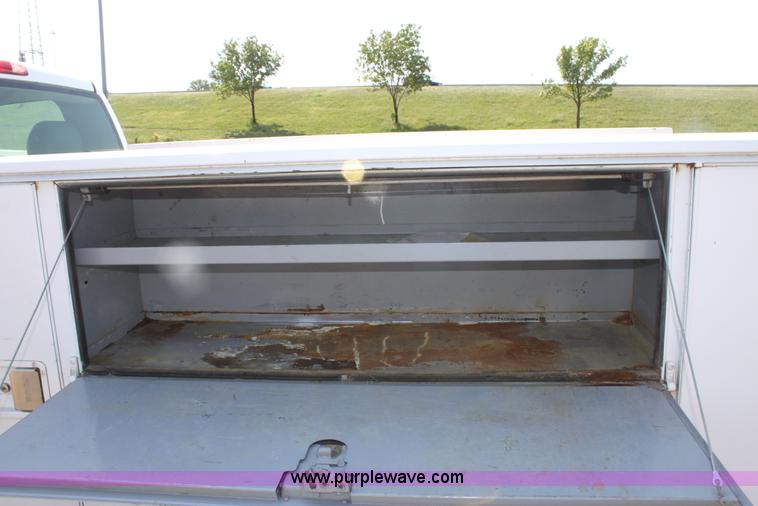 image for item G4849 2003 Chevrolet Silverado C2500HD pickup truck