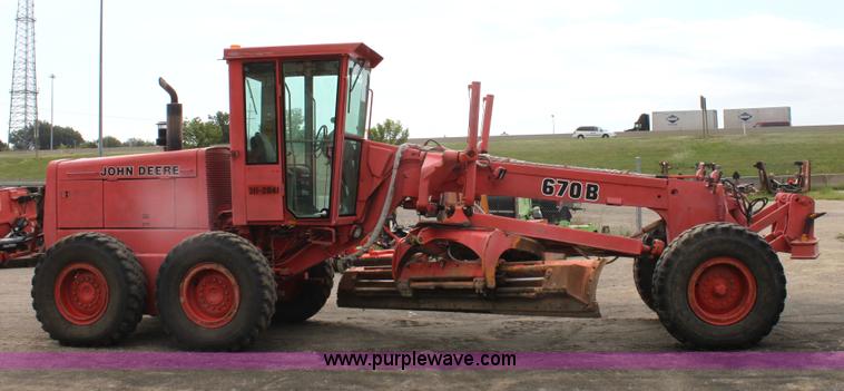 image for item G4851 1991 John Deere 670B motor grader