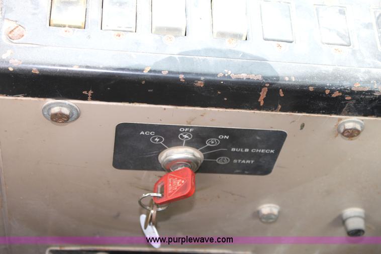 image for item G4851 1991 John Deere 670B motor grader