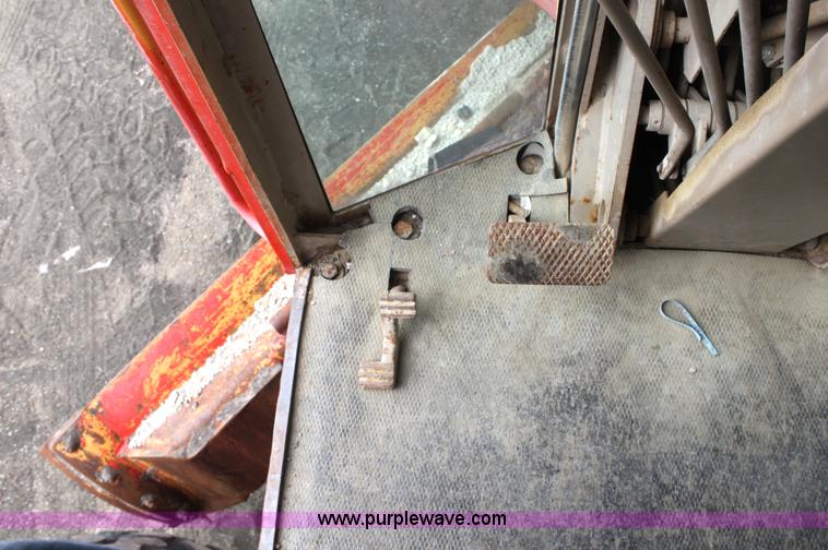 image for item G4851 1991 John Deere 670B motor grader