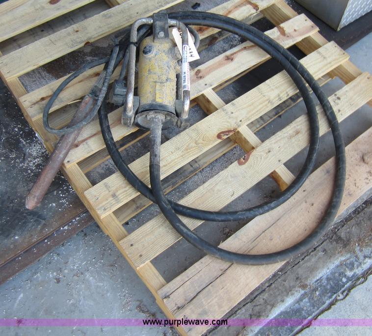 1994 Oztec concrete vibrator in Chanute, KS Item H9785 sold Purple Wave