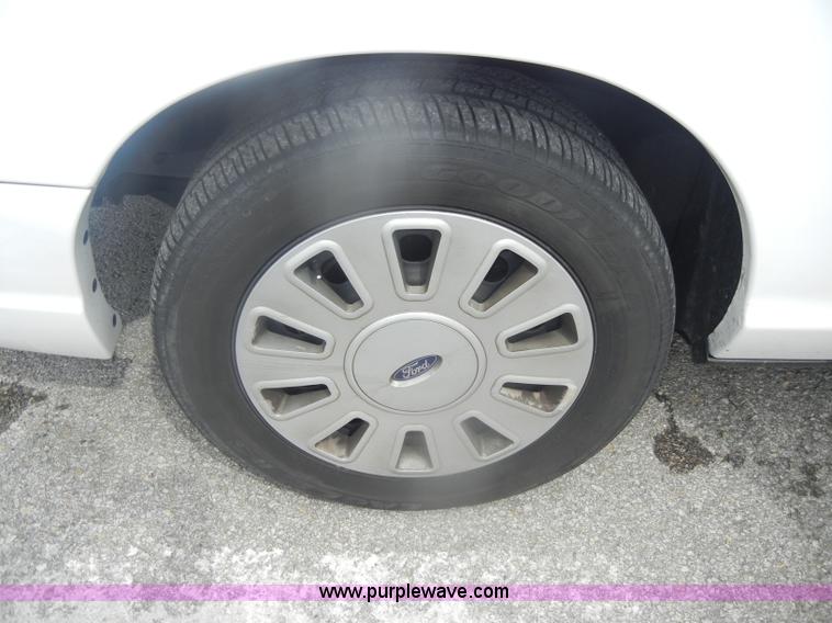 image for item B6895 2007 Ford Crown Victoria Police Interceptor