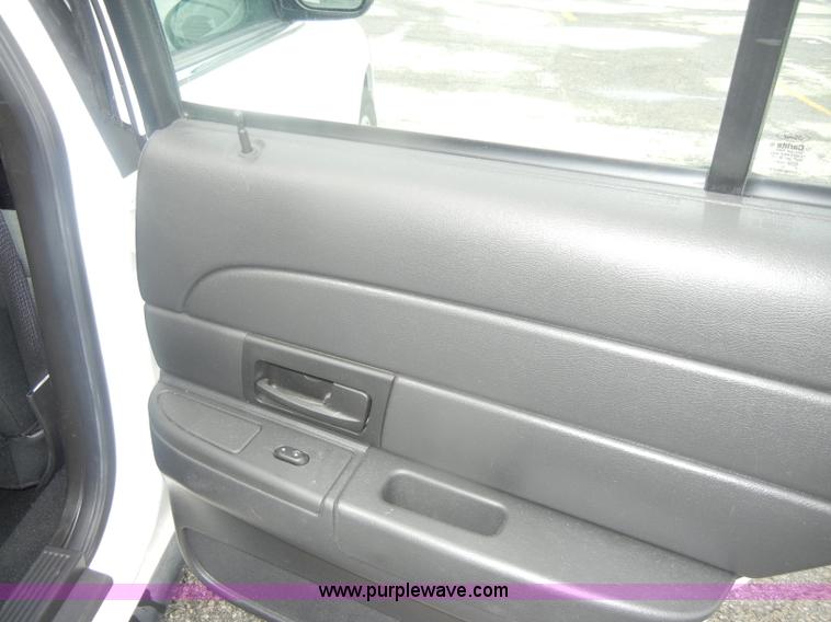 image for item B6895 2007 Ford Crown Victoria Police Interceptor