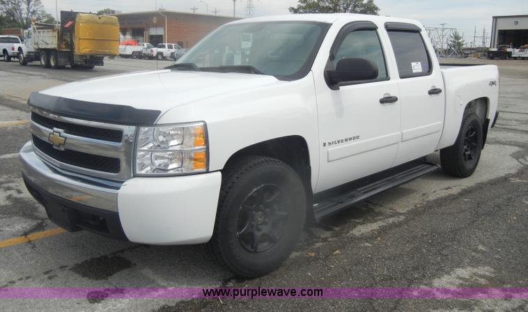 image for item B6955 2008 Chevrolet Silverado K1500 Crew Cab pickup truck