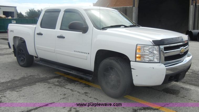 image for item B6955 2008 Chevrolet Silverado K1500 Crew Cab pickup truck