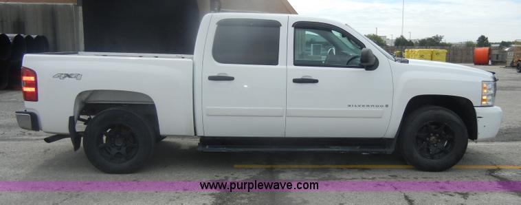image for item B6955 2008 Chevrolet Silverado K1500 Crew Cab pickup truck