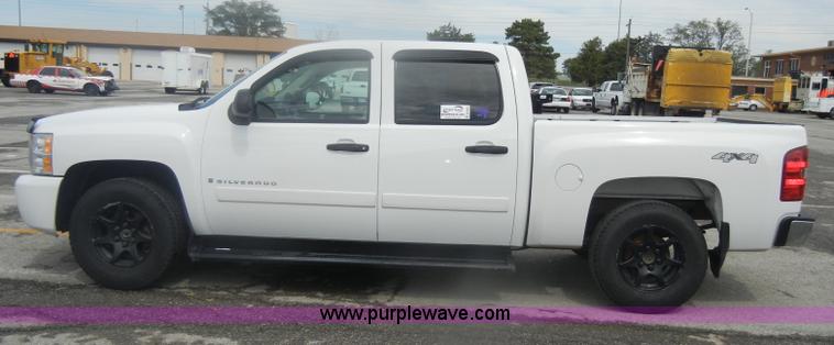 image for item B6955 2008 Chevrolet Silverado K1500 Crew Cab pickup truck