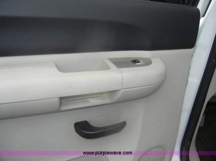 image for item B6955 2008 Chevrolet Silverado K1500 Crew Cab pickup truck