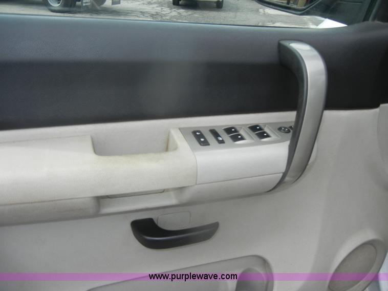 image for item B6955 2008 Chevrolet Silverado K1500 Crew Cab pickup truck