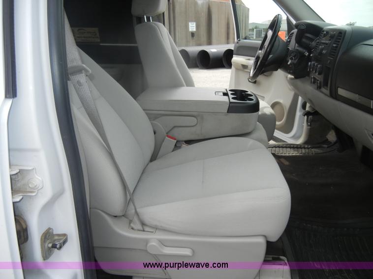 image for item B6955 2008 Chevrolet Silverado K1500 Crew Cab pickup truck