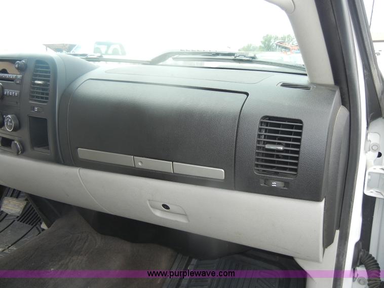 image for item B6955 2008 Chevrolet Silverado K1500 Crew Cab pickup truck
