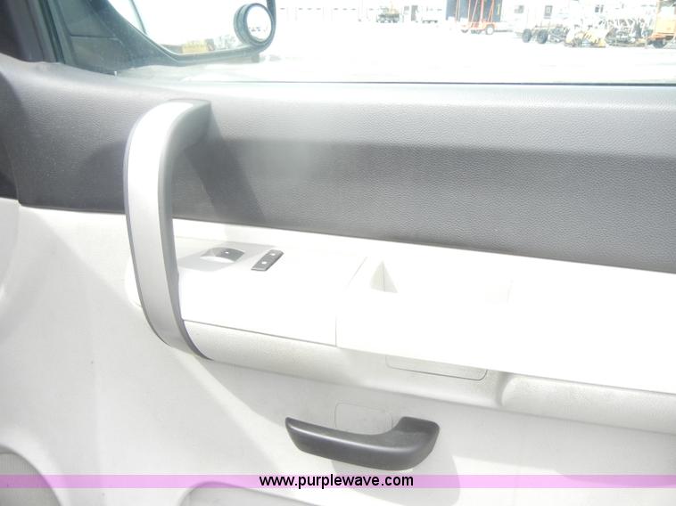 image for item B6955 2008 Chevrolet Silverado K1500 Crew Cab pickup truck