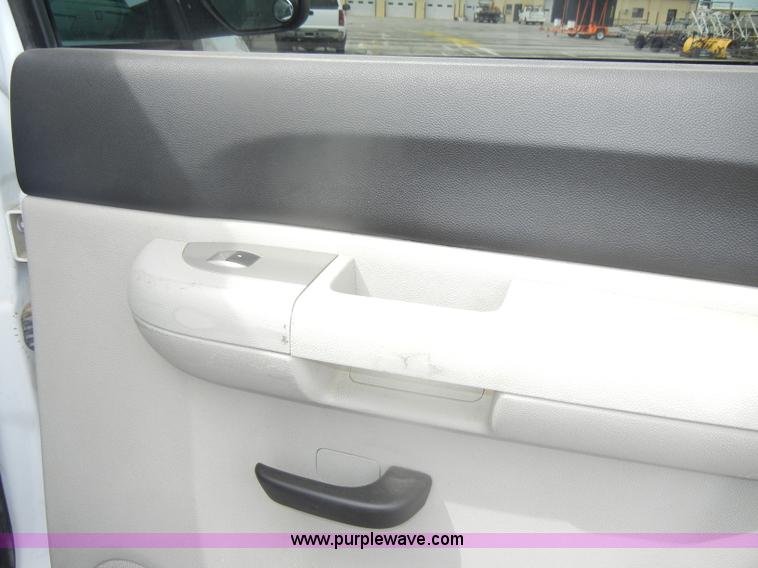 image for item B6955 2008 Chevrolet Silverado K1500 Crew Cab pickup truck