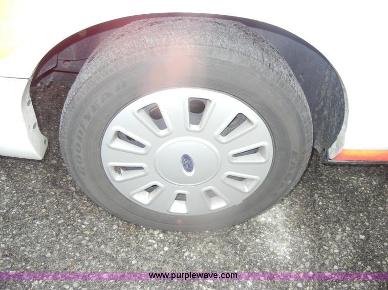 image for item B6957 2007 Ford Crown Victoria Police Interceptor