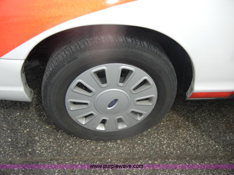 image for item B6983 2007 Ford Crown Victoria Police Interceptor