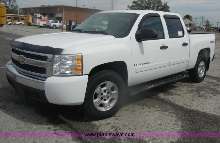 image for item B6995 2008 Chevrolet Silverado K1500 Crew Cab pickup truck