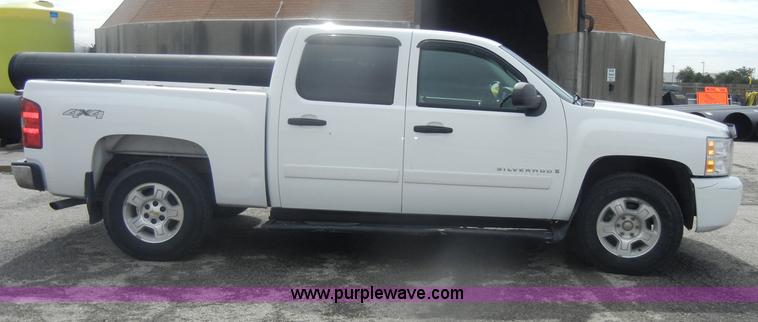 image for item B6995 2008 Chevrolet Silverado K1500 Crew Cab pickup truck