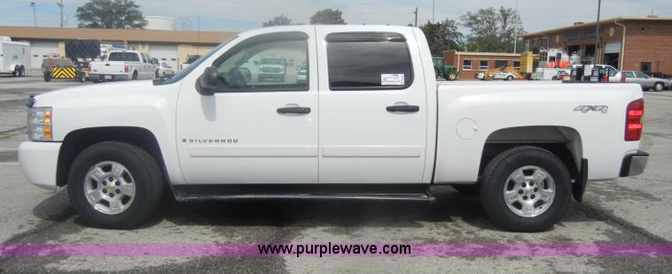 image for item B6995 2008 Chevrolet Silverado K1500 Crew Cab pickup truck
