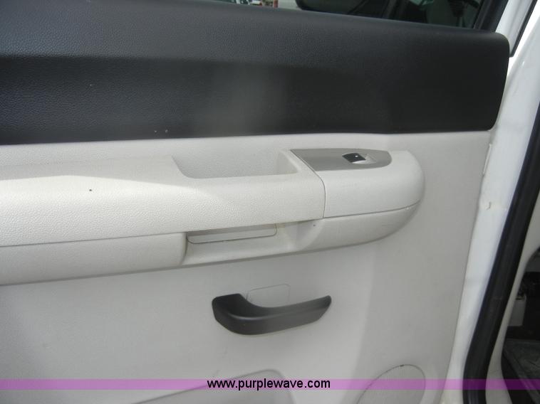 image for item B6995 2008 Chevrolet Silverado K1500 Crew Cab pickup truck