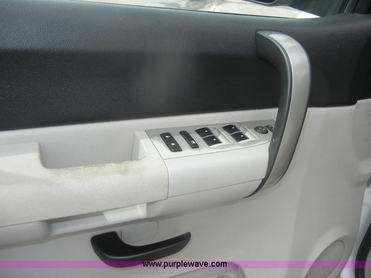 image for item B6995 2008 Chevrolet Silverado K1500 Crew Cab pickup truck