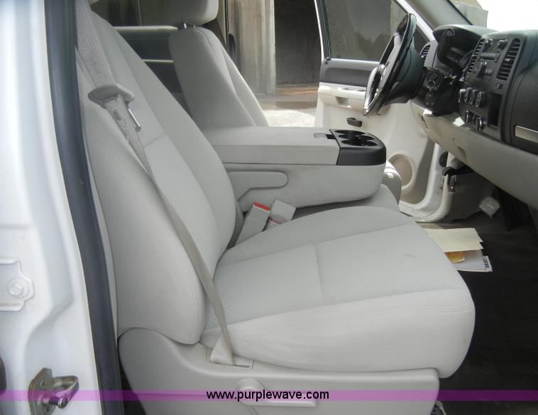 image for item B6995 2008 Chevrolet Silverado K1500 Crew Cab pickup truck