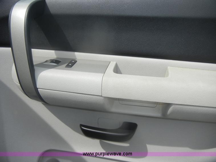 image for item B6995 2008 Chevrolet Silverado K1500 Crew Cab pickup truck