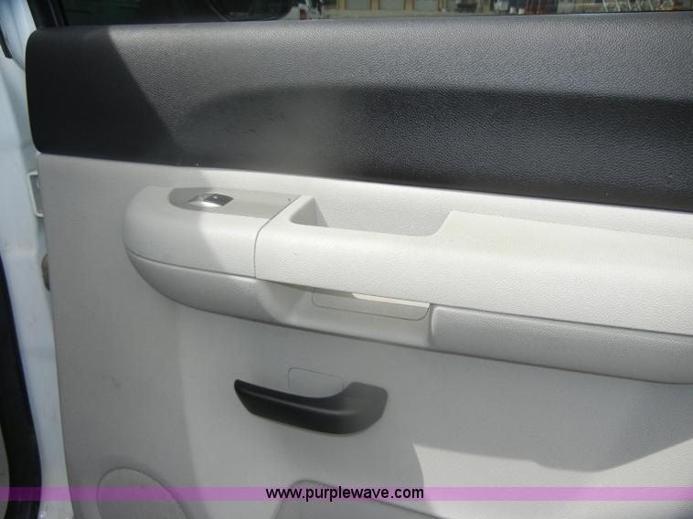image for item B6995 2008 Chevrolet Silverado K1500 Crew Cab pickup truck