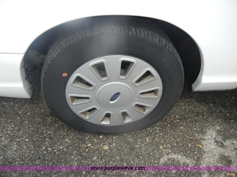 image for item B6996 2007 Ford Crown Victoria Police Interceptor