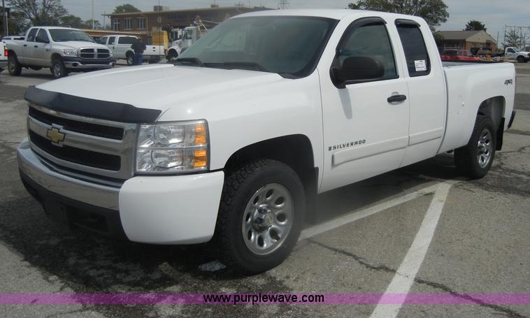 image for item B7000 2007 Chevrolet Silverado K1500 Extended Cab pickup truck