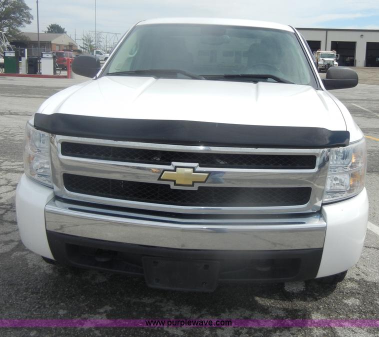 image for item B7000 2007 Chevrolet Silverado K1500 Extended Cab pickup truck