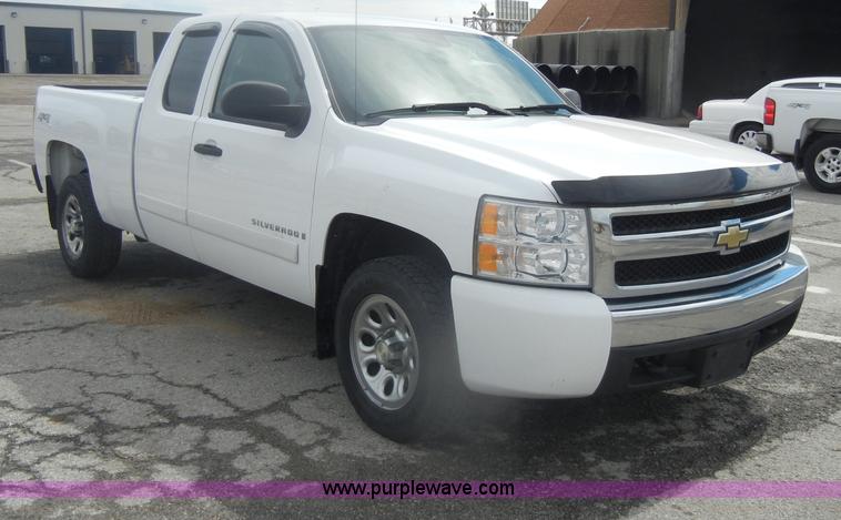 image for item B7000 2007 Chevrolet Silverado K1500 Extended Cab pickup truck