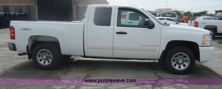 image for item B7000 2007 Chevrolet Silverado K1500 Extended Cab pickup truck