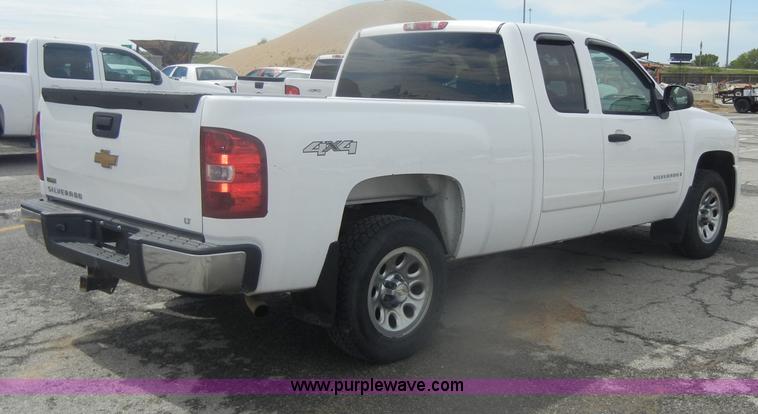 image for item B7000 2007 Chevrolet Silverado K1500 Extended Cab pickup truck